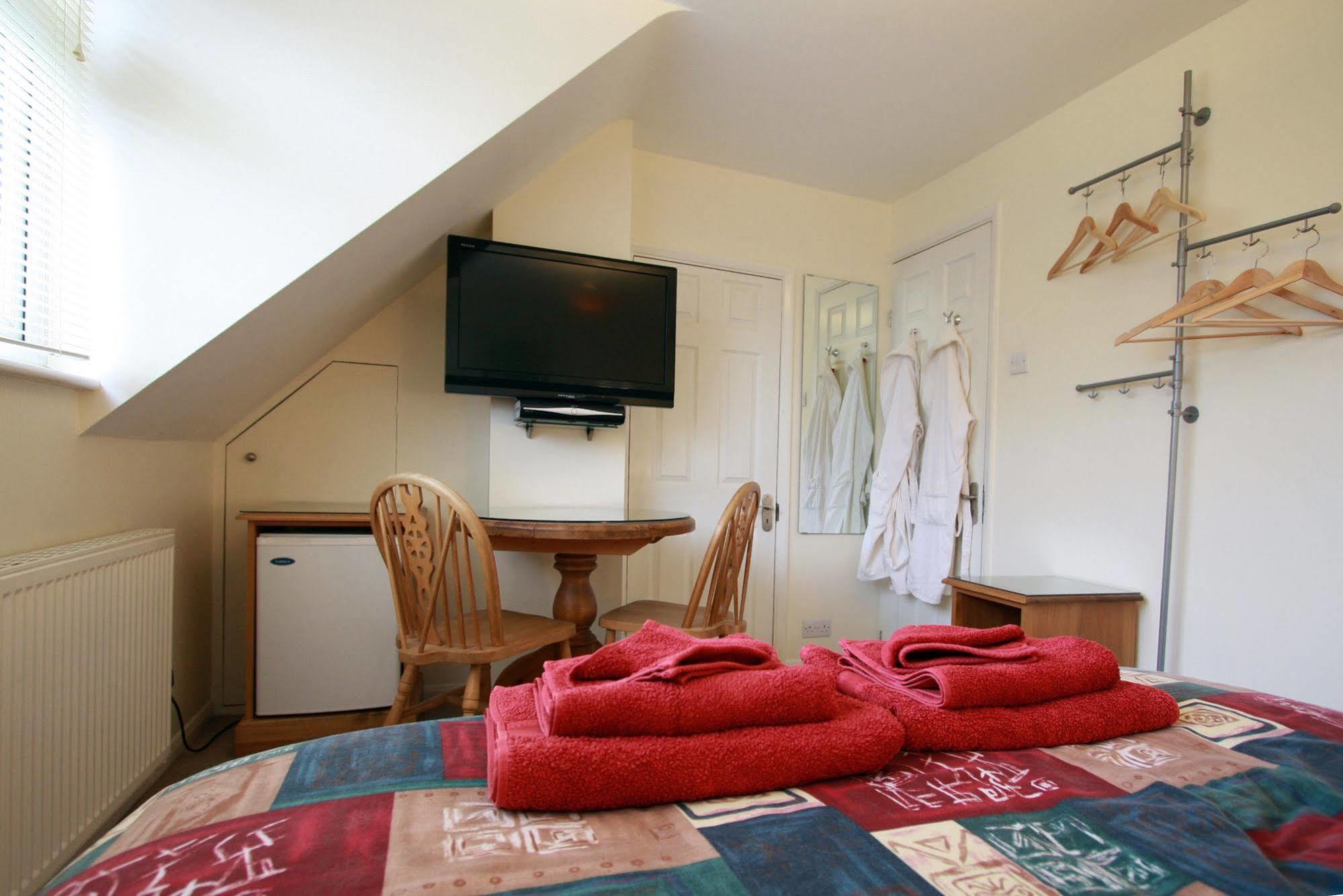 Abacus Bed And Breakfast, Blackwater, Hampshire Camberley Esterno foto